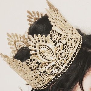 Gold head crown accessory
